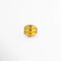 Anillo Cass de cobre enchapado en oro con cuerpo abombado de tres líneas o bandas acanaladas caladas, vista de frente sobre fondo blanco, Vista frontal de anillo dorado abombado con diseño escultural de tres aros fusiformes integrados y acabado de alto brillo, Plano general de anillo ajustarle enchapado en oro de estilo cúpula con tres franjas redondeadas y hendiduras caladas, Anillo Cass destacando el volumen tridimensional y los reflejos del baño dorado