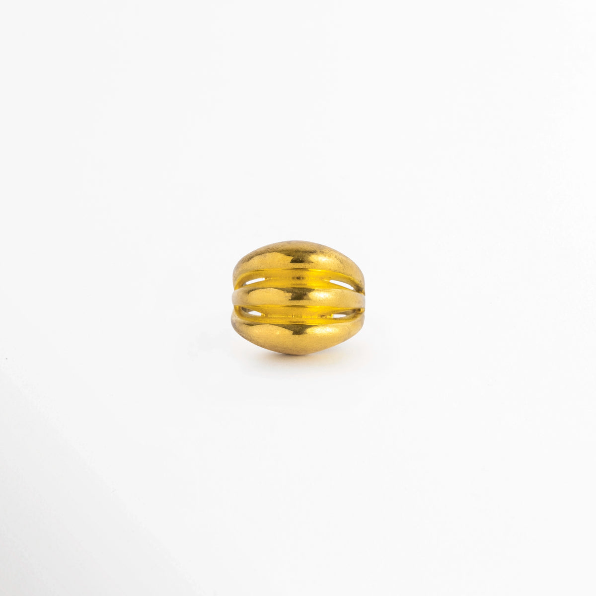 Anillo Cass de cobre enchapado en oro con cuerpo abombado de tres líneas o bandas acanaladas caladas, vista de frente sobre fondo blanco, Vista frontal de anillo dorado abombado con diseño escultural de tres aros fusiformes integrados y acabado de alto brillo, Plano general de anillo ajustarle enchapado en oro de estilo cúpula con tres franjas redondeadas y hendiduras caladas, Anillo Cass destacando el volumen tridimensional y los reflejos del baño dorado