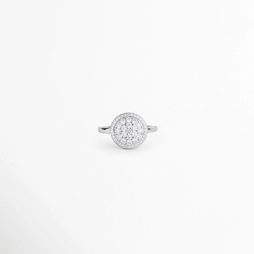 Anillo Tarsila de Plata Ley 925 con diseño de rosetón circular halo cuajado de circonias transparentes, vista frontal sobre fondo blanco, Anillo plateado de plata 925 con gran medallón circular central cubierto de pavé de circonias y aro delgado, Vista de frente de anillo estilo rosetón vintage en plata brillante con aureola o halo de microcirconias, Anillo de cóctel de 1.8 cm en plata con cúmulo de circonias cristalinas formando un disco luminoso.