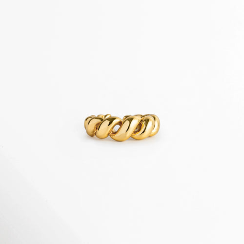 Anillo Olalla Golden en tono oro 24K brillante con diseño retorcido tipo cuerda o cordón, vista frontal sobre fondo blanco, Anillo ajustable de latón enchapado en oro 24K con relieve entrelazado de textura espiral, Vista de frente de anillo abierto con diseño de cordoncillo en relieve abombado sobre superficie neutra, Anillo de textura retorcida en acabado oro de 24 quilates de alto brillo.