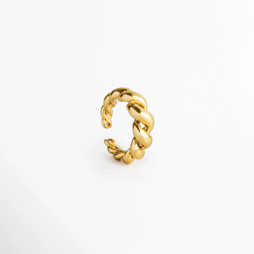Anillo Olalla Golden en perspectiva de tres cuartos destacando la tridimensionalidad del grabado tipo cuerda y el destello del oro 24K, Vista inclinada de anillo ajustable entrelazado en tono dorado con reflejos cálidos, Anillo con textura de cordón en ángulo de tres cuartos exhibiendo su silueta curva y abierta, Toma en ángulo de anillo de moda ajustable en tono oro 24K brillante sobre superficie clara.