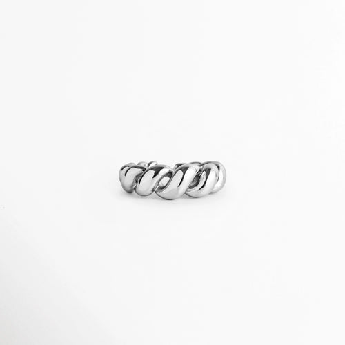 Anillo Olalla Silver en tono plata brillante con diseño retorcido tipo cuerda o cordón, vista frontal sobre fondo blanco, Anillo ajustable de latón enchapado en oro blanco 24K con relieve entrelazado de textura espiral, Vista de frente de anillo abierto plateado con diseño de cordoncillo en relieve abombado sobre superficie neutra, Anillo de textura retorcida en acabado de tono plata platinada de alto brillo.