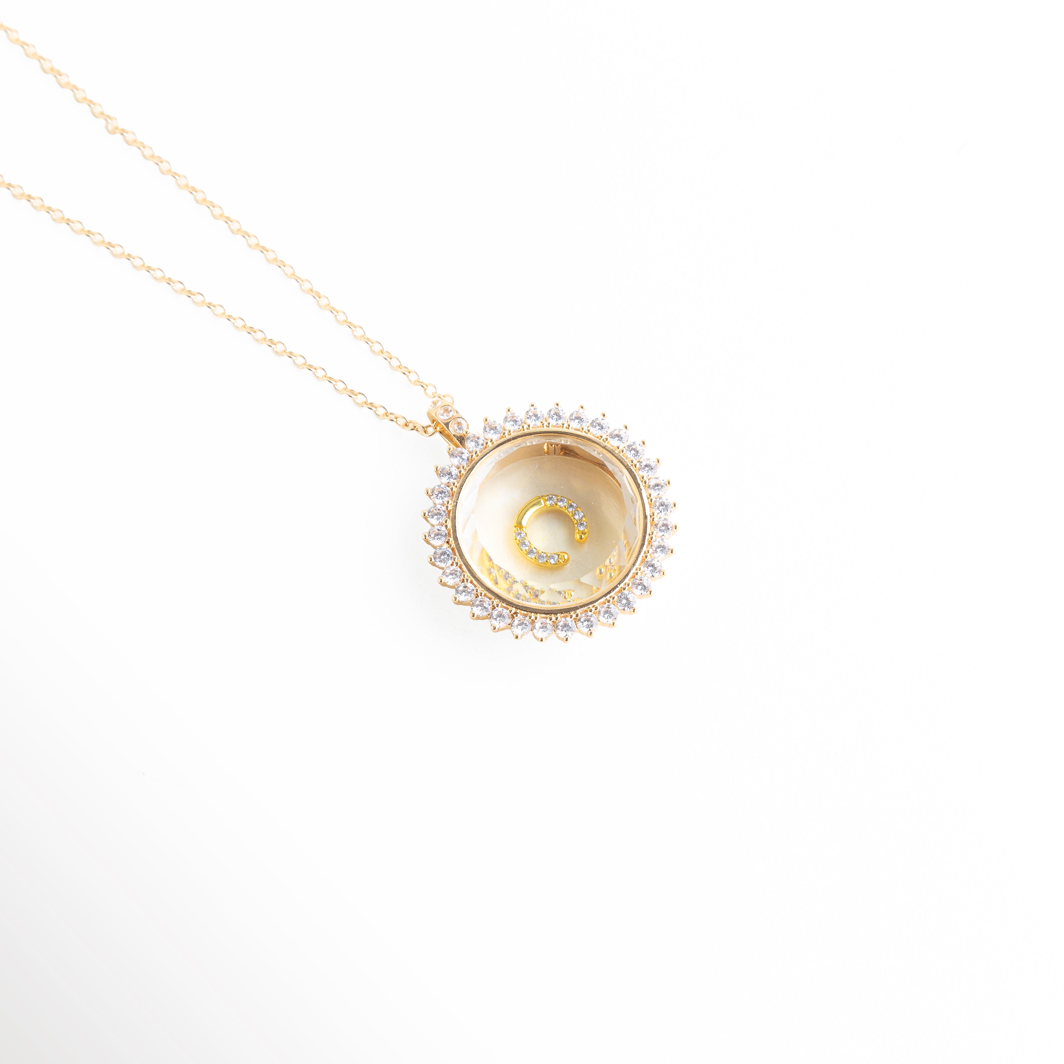 Charm herradura en collar delicado con diseño elegante, Charm mini herradura en cadena fina con estilo minimalista, Collar con charm herradura pequeño y acabado brillante, Charm herradura en dije con diseño sofisticado, Charm mini herradura en collar fino con toque elegante