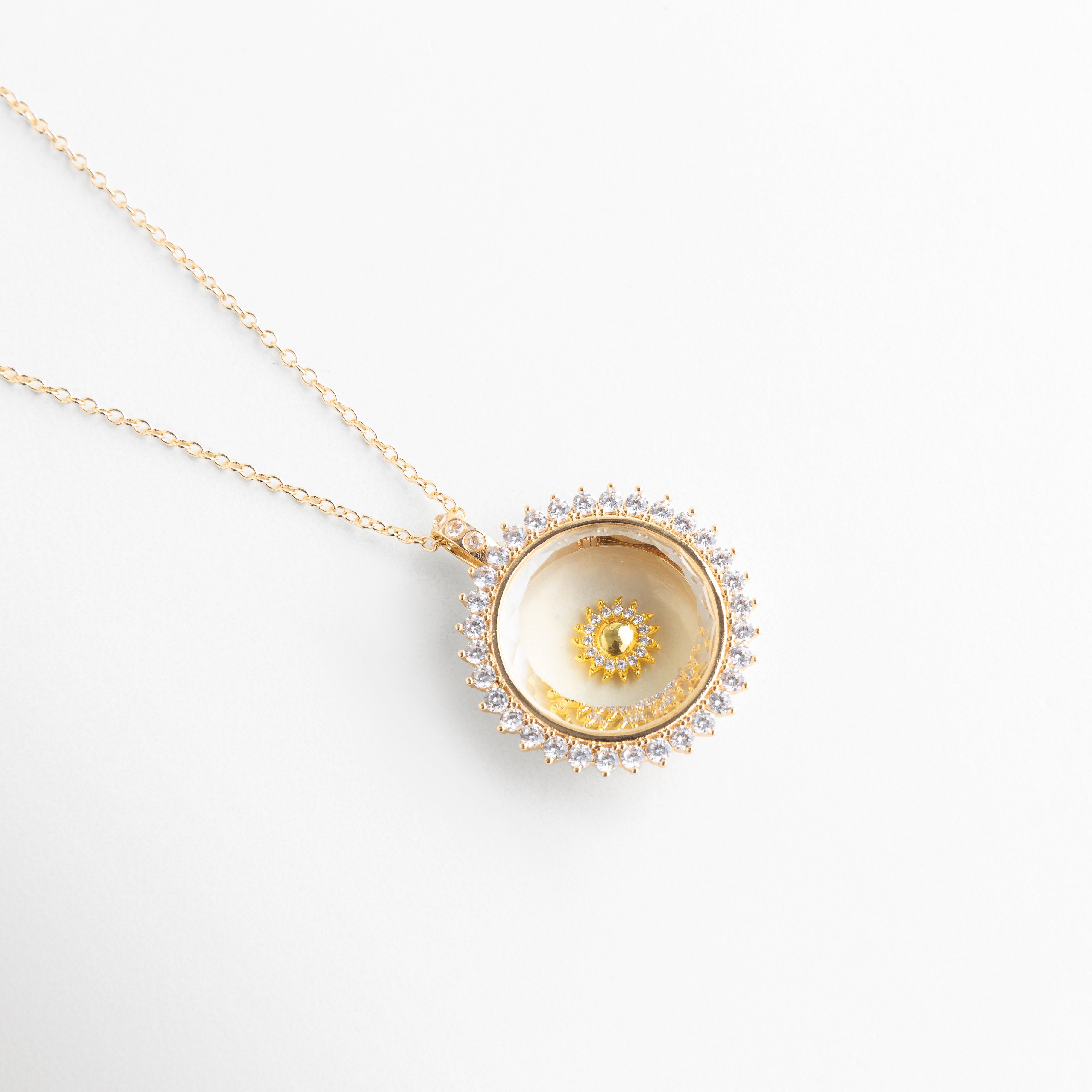 Charm sol en collar delicado con diseño brillante, Charm de sol en cadena fina con estilo luminoso elegante, Collar con charm sol pequeño y acabado dorado, Charm sol en dije con diseño minimalista brillante, Charm de sol en collar fino con toque elegante