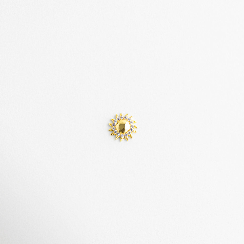 Charm de sol con diseño brillante y acabado dorado elegante, Charm sol con forma radiante y estilo delicado luminoso, Charm mini sol con diseño moderno y brillo sofisticado, Charm de sol con acabado brillante y estilo femenino, Charm sol con diseño simbólico y toque elegante