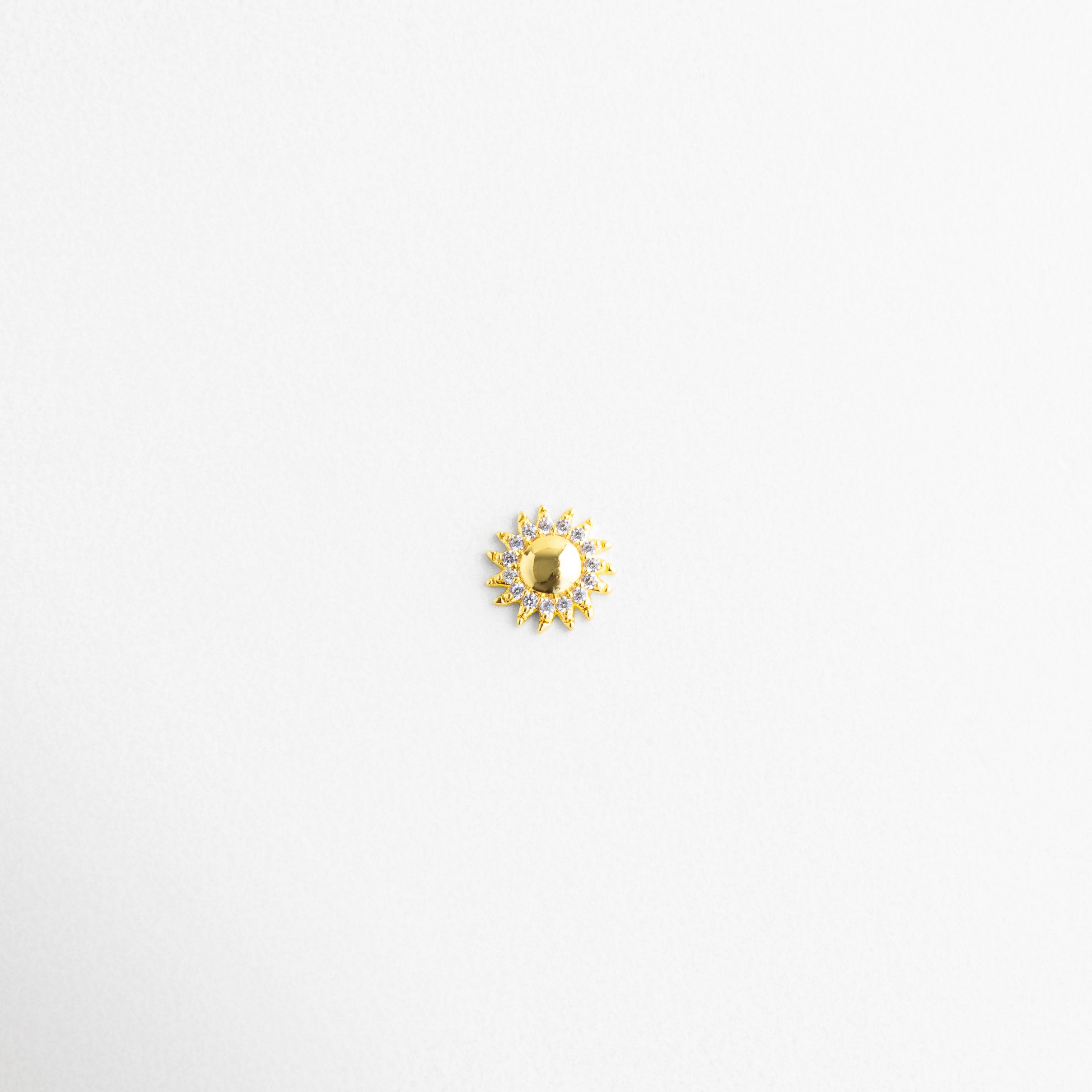 Charm de sol con diseño brillante y acabado dorado elegante, Charm sol con forma radiante y estilo delicado luminoso, Charm mini sol con diseño moderno y brillo sofisticado, Charm de sol con acabado brillante y estilo femenino, Charm sol con diseño simbólico y toque elegante