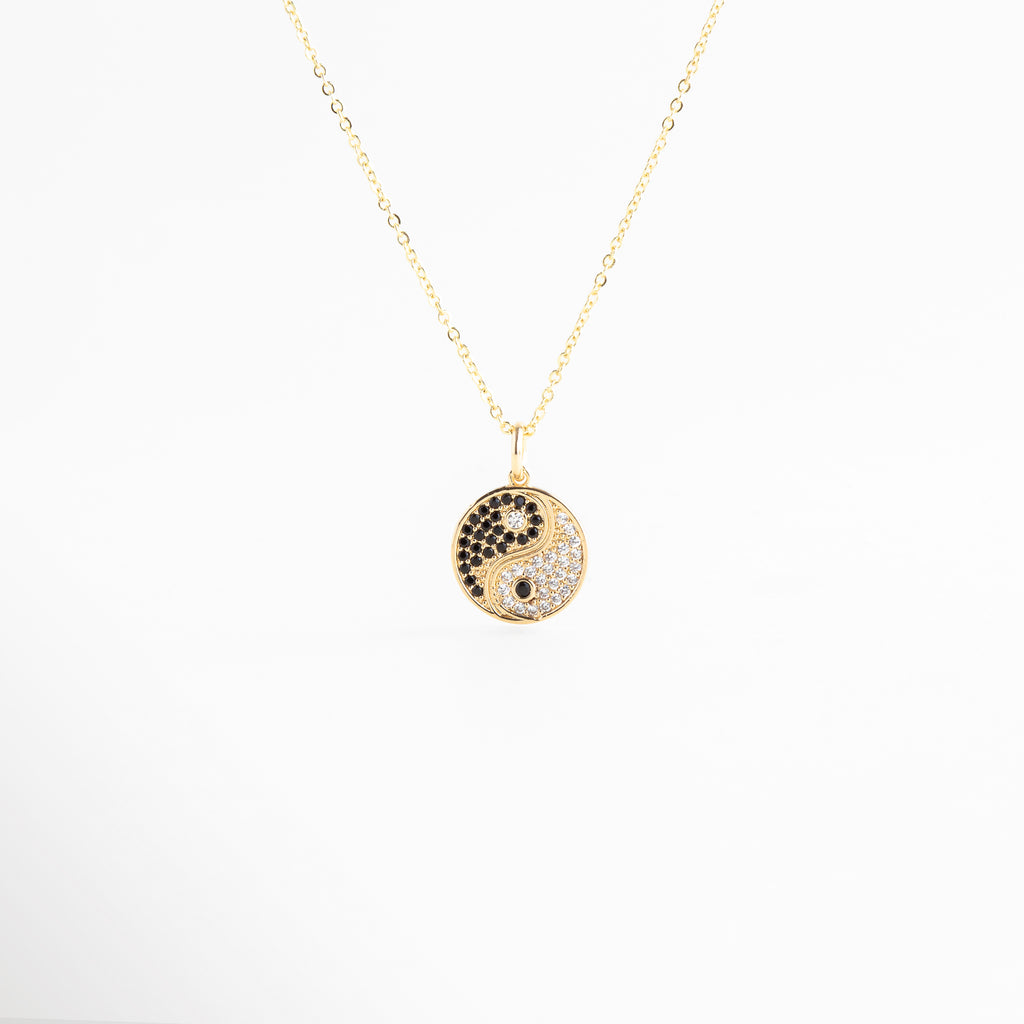 Collar dorado de 45 cm con dije Yin Yang de zirconias de Amalaya Jewelry, Gargantilla enchapada en oro de 14K con amuleto Yin Yang blanco y negro, Cadena con balines dorados y dije redondo de Yin Yang brillante, Collar de moda de 45 cm con medalla Yin Yang para layering, Gargantilla dorada con dije espiritual Yin Yang de 2 cm para mujer.