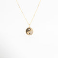 Collar dorado de 45 cm con dije Yin Yang de zirconias de Amalaya Jewelry, Gargantilla enchapada en oro de 14K con amuleto Yin Yang blanco y negro, Cadena con balines dorados y dije redondo de Yin Yang brillante, Collar de moda de 45 cm con medalla Yin Yang para layering, Gargantilla dorada con dije espiritual Yin Yang de 2 cm para mujer.