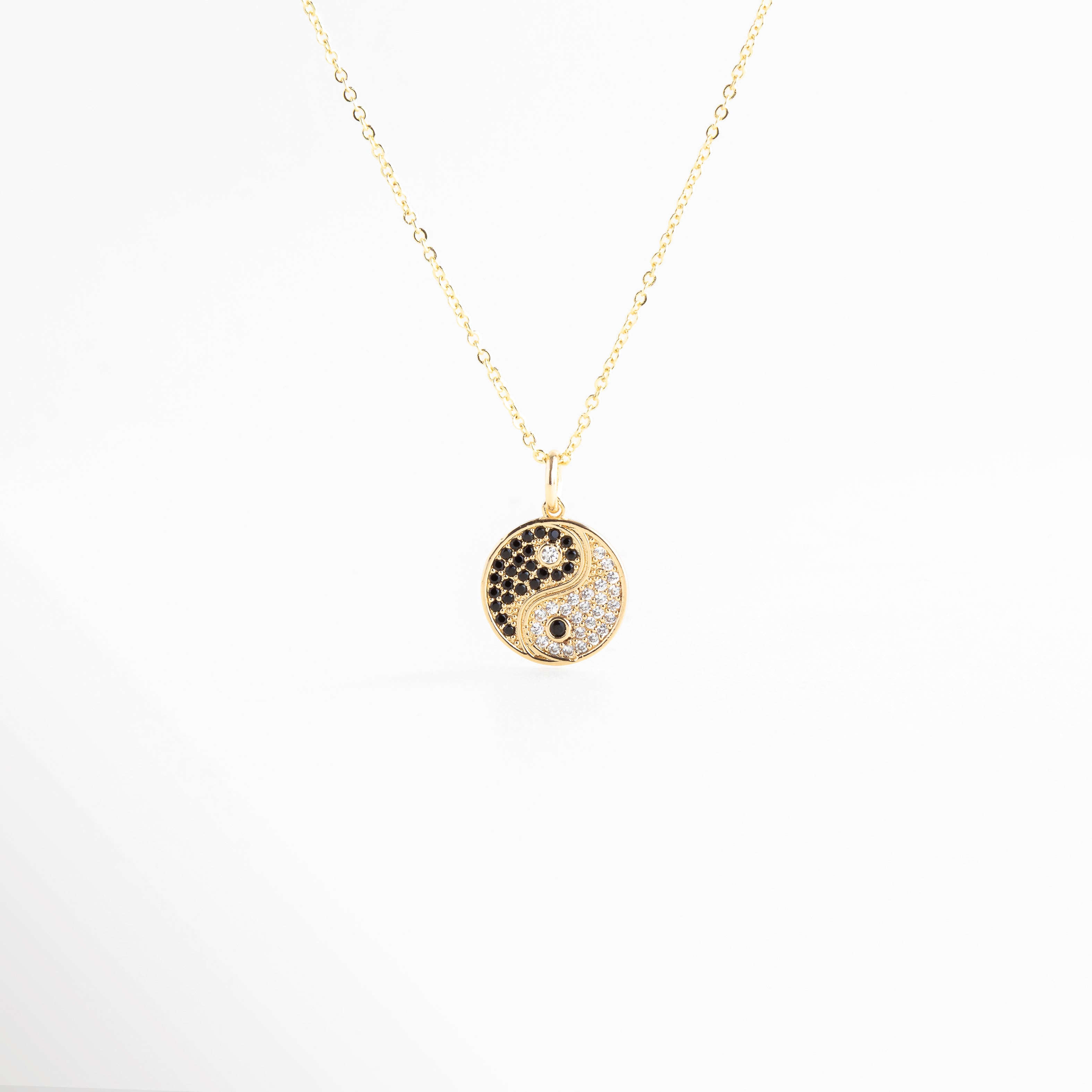 Collar dorado de 45 cm con dije Yin Yang de zirconias de Amalaya Jewelry, Gargantilla enchapada en oro de 14K con amuleto Yin Yang blanco y negro, Cadena con balines dorados y dije redondo de Yin Yang brillante, Collar de moda de 45 cm con medalla Yin Yang para layering, Gargantilla dorada con dije espiritual Yin Yang de 2 cm para mujer.