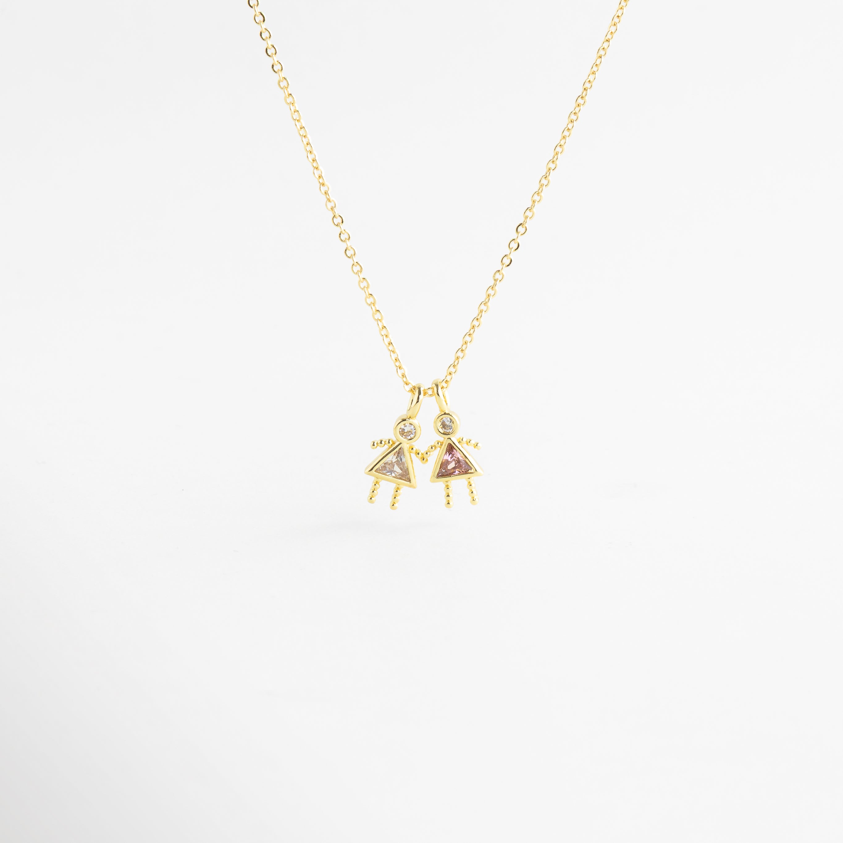 Dije dorado con figura de niña y zirconia en diseño delicado, Detalle de colgante con zirconia y forma femenina minimalista, Collar con dije pequeño de figura estilizada y brillo elegante, Colgante en oro 18K con zirconias y diseño moderno, Detalle de collar con figura decorativa y acabado pulido