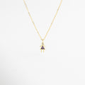 Collar dorado con dije de figura femenina y zirconias brillantes, Collar delicado con colgante de niña y detalles en zirconia, Collar en oro 18K con dije minimalista y piedra brillante, Collar fino dorado con figura estilizada y zirconias elegantes, Collar femenino con colgante pequeño y acabado brillante