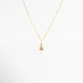 Collar dorado con dije de niña y zirconia rosa brillante, Collar delicado con colgante femenino y piedra rosa elegante, Collar en oro 18K con dije de niña y zirconia rosa, Collar fino dorado con figura de niña y detalle rosa, Collar femenino con colgante pequeño y zirconia rosa