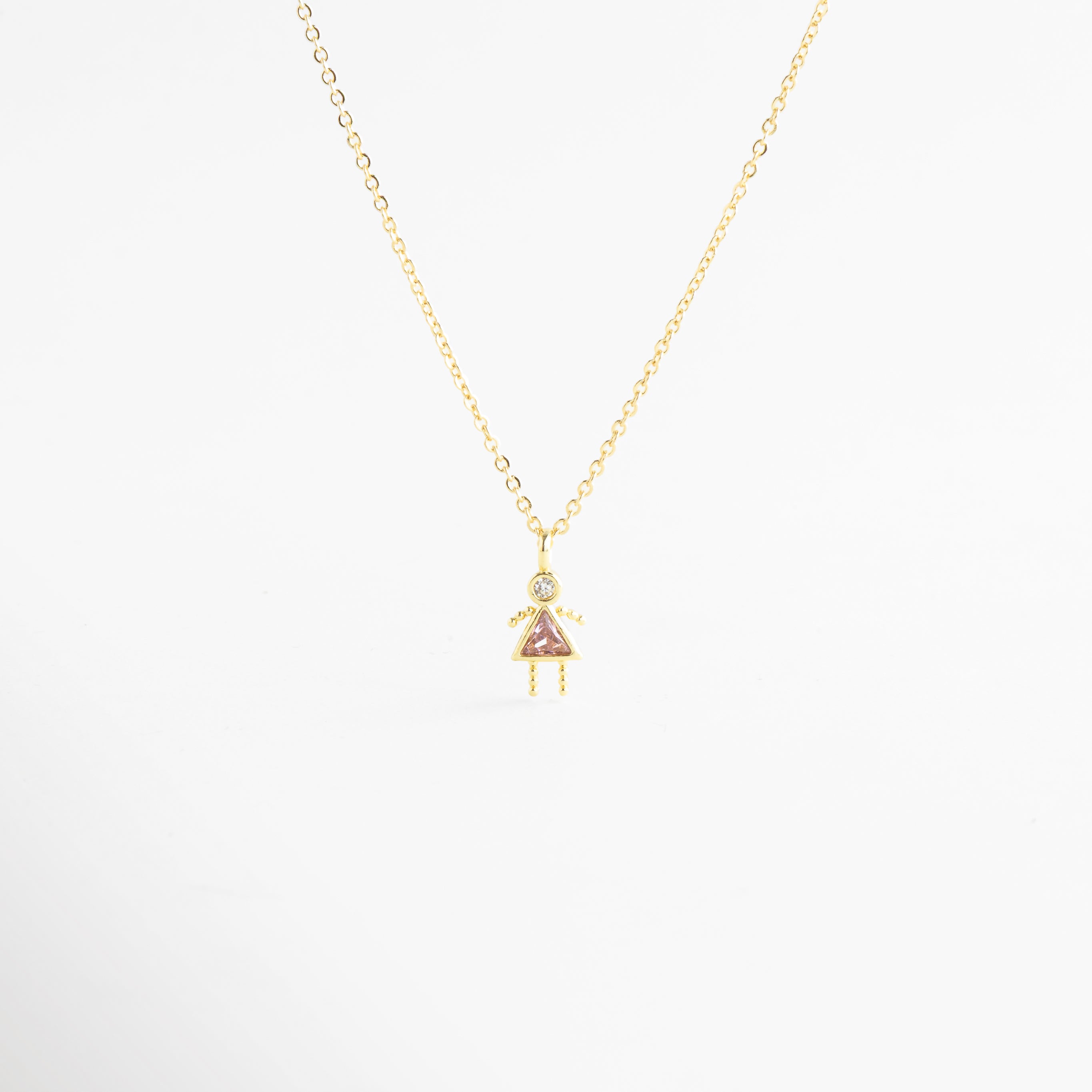 Collar dorado con dije de niña y zirconia rosa brillante, Collar delicado con colgante femenino y piedra rosa elegante, Collar en oro 18K con dije de niña y zirconia rosa, Collar fino dorado con figura de niña y detalle rosa, Collar femenino con colgante pequeño y zirconia rosa