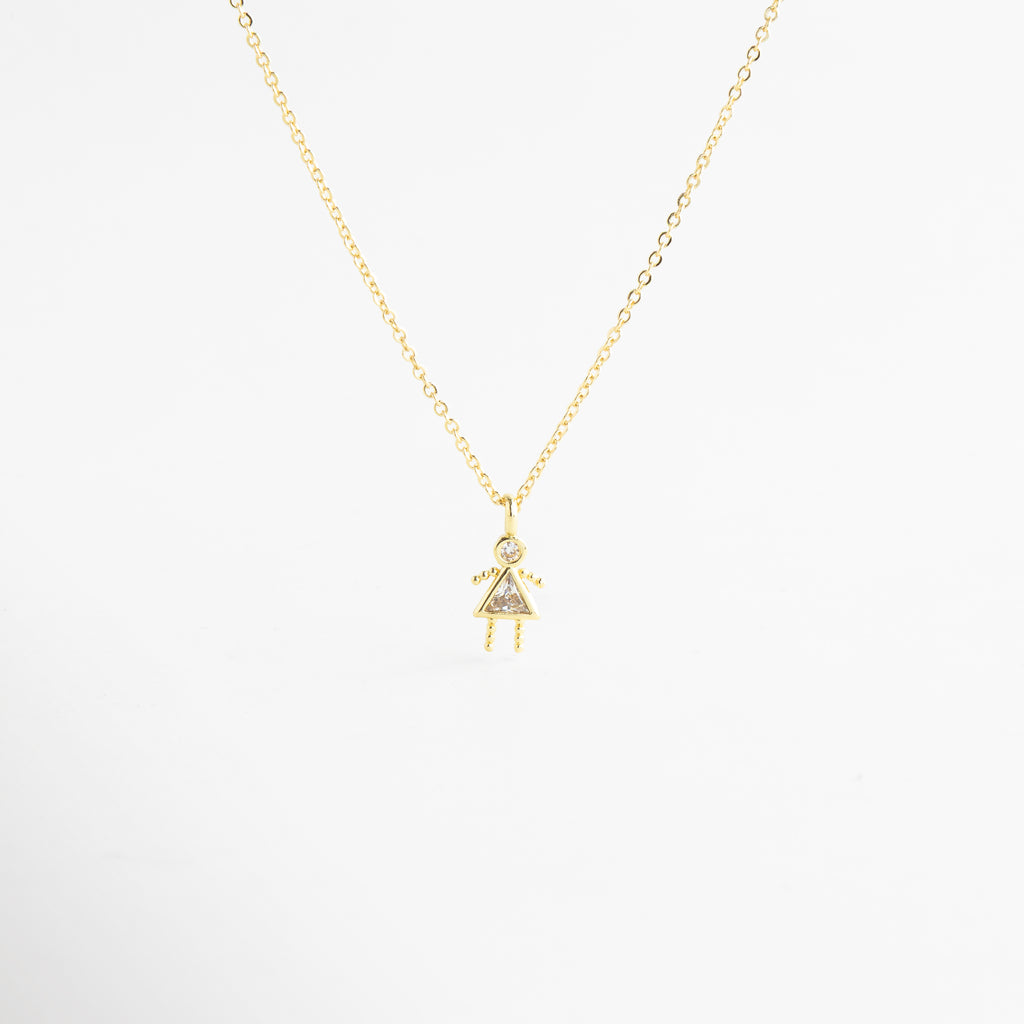 Collar dorado con dije de niña y zirconia cristal brillante, Collar delicado con colgante femenino y piedra transparente elegante, Collar en oro 18K con dije de niña y zirconia cristal, Collar fino dorado con figura de niña y detalle cristal, Collar femenino con colgante pequeño y zirconia transparente