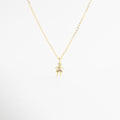 Collar dorado con dije de niña y zirconia cristal brillante, Collar delicado con colgante femenino y piedra transparente elegante, Collar en oro 18K con dije de niña y zirconia cristal, Collar fino dorado con figura de niña y detalle cristal, Collar femenino con colgante pequeño y zirconia transparente