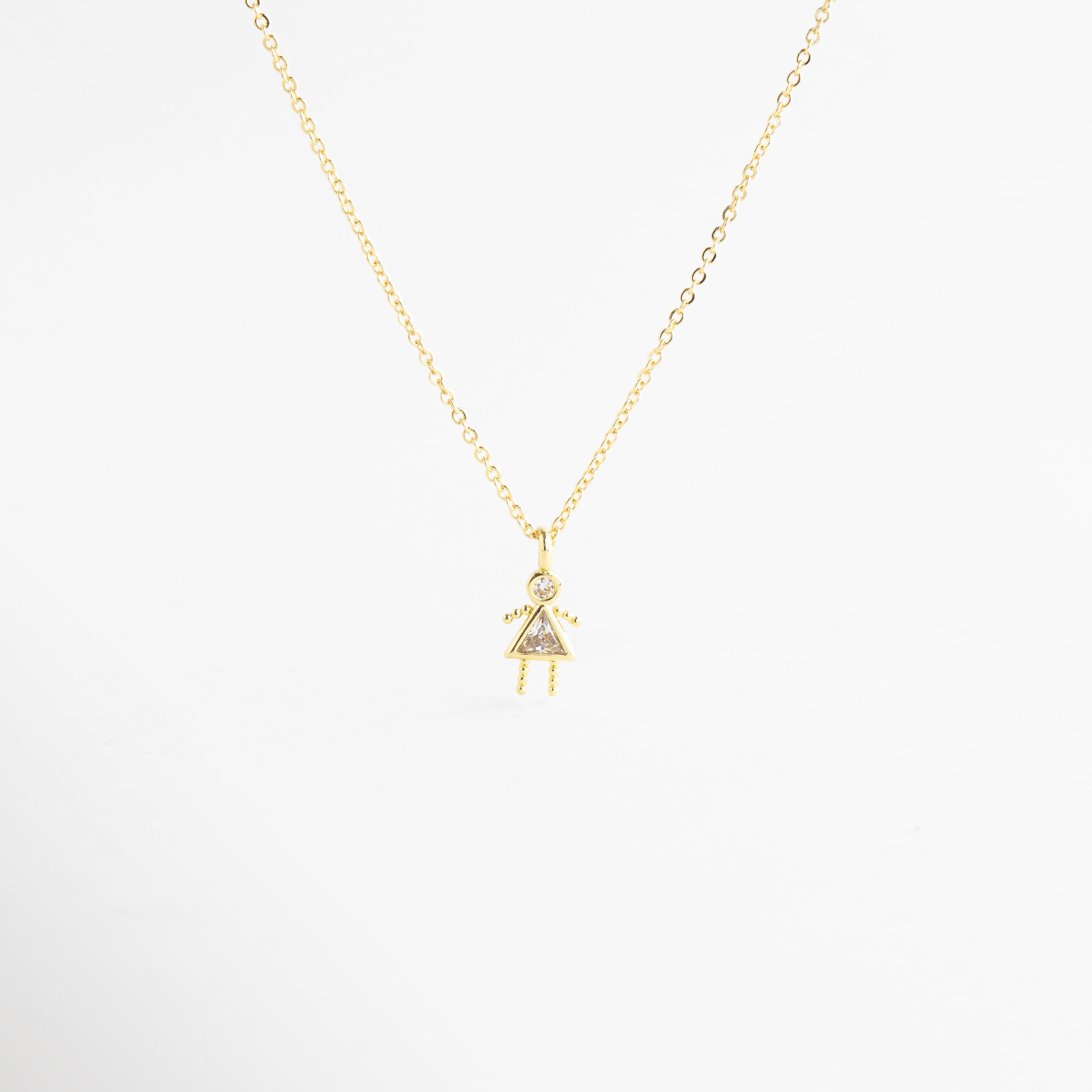 Collar dorado con dije de niña y zirconia cristal brillante, Collar delicado con colgante femenino y piedra transparente elegante, Collar en oro 18K con dije de niña y zirconia cristal, Collar fino dorado con figura de niña y detalle cristal, Collar femenino con colgante pequeño y zirconia transparente