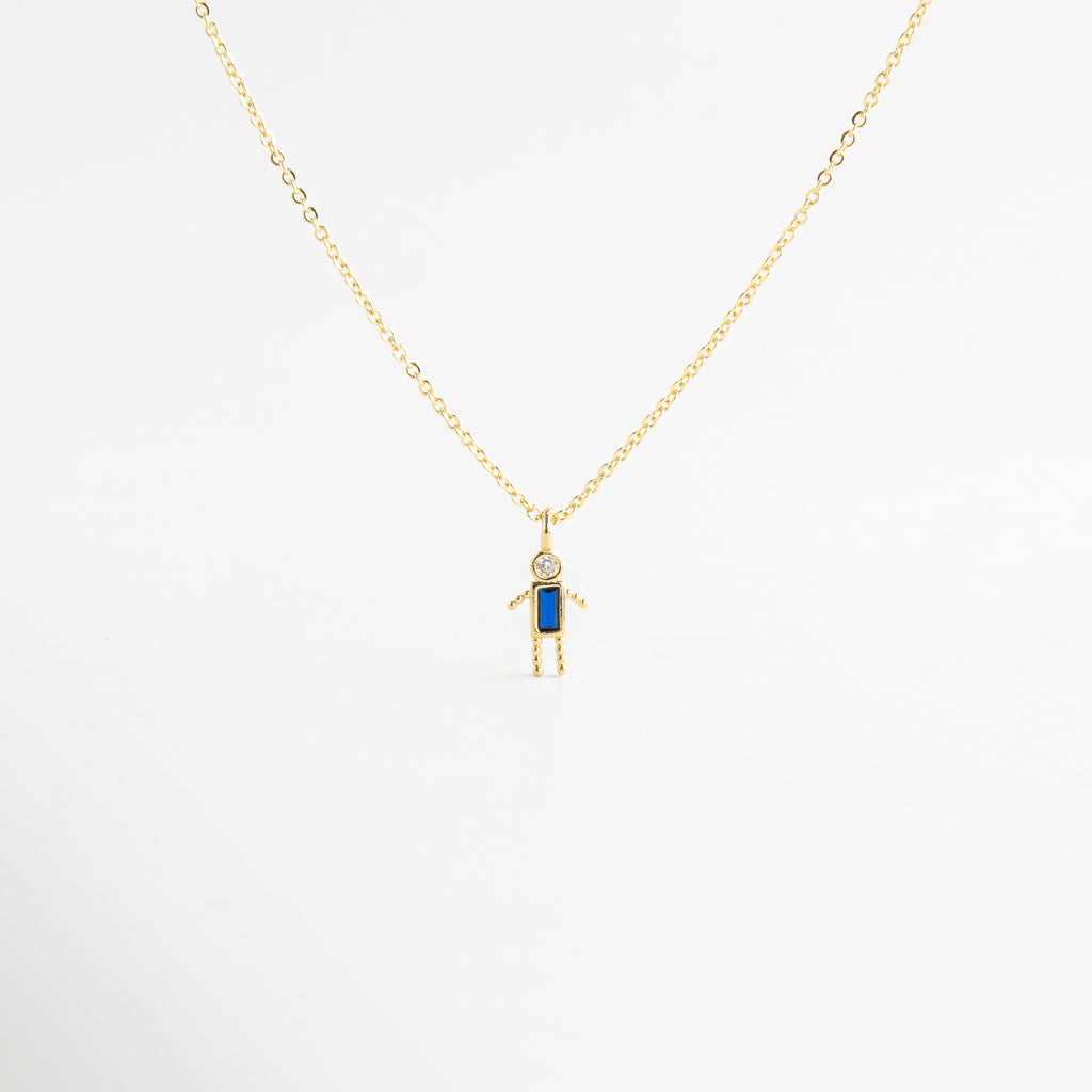 Collar dorado con dije de niño y zirconia azul brillante, Collar delicado con colgante de niño y piedra azul elegante, Collar en oro 18K con dije de niño y zirconia azul, Collar fino dorado con figura de niño y detalle azul, Collar con colgante pequeño de niño y zirconia azul