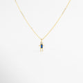 Collar dorado con dije de niño y zirconia azul brillante, Collar delicado con colgante de niño y piedra azul elegante, Collar en oro 18K con dije de niño y zirconia azul, Collar fino dorado con figura de niño y detalle azul, Collar con colgante pequeño de niño y zirconia azul