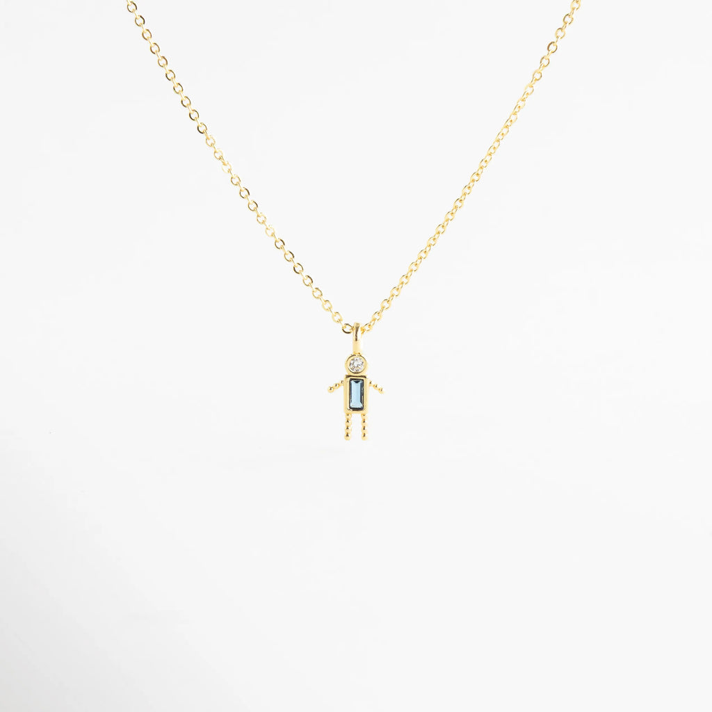 Collar dorado con dije de niño y zirconia celeste brillante, Collar delicado con colgante de niño y piedra celeste elegante, Collar en oro 18K con dije de niño y zirconia celeste, Collar fino dorado con figura de niño y detalle celeste, Collar con colgante pequeño de niño y zirconia celeste