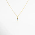 Collar dorado con dije de niño y zirconia celeste brillante, Collar delicado con colgante de niño y piedra celeste elegante, Collar en oro 18K con dije de niño y zirconia celeste, Collar fino dorado con figura de niño y detalle celeste, Collar con colgante pequeño de niño y zirconia celeste