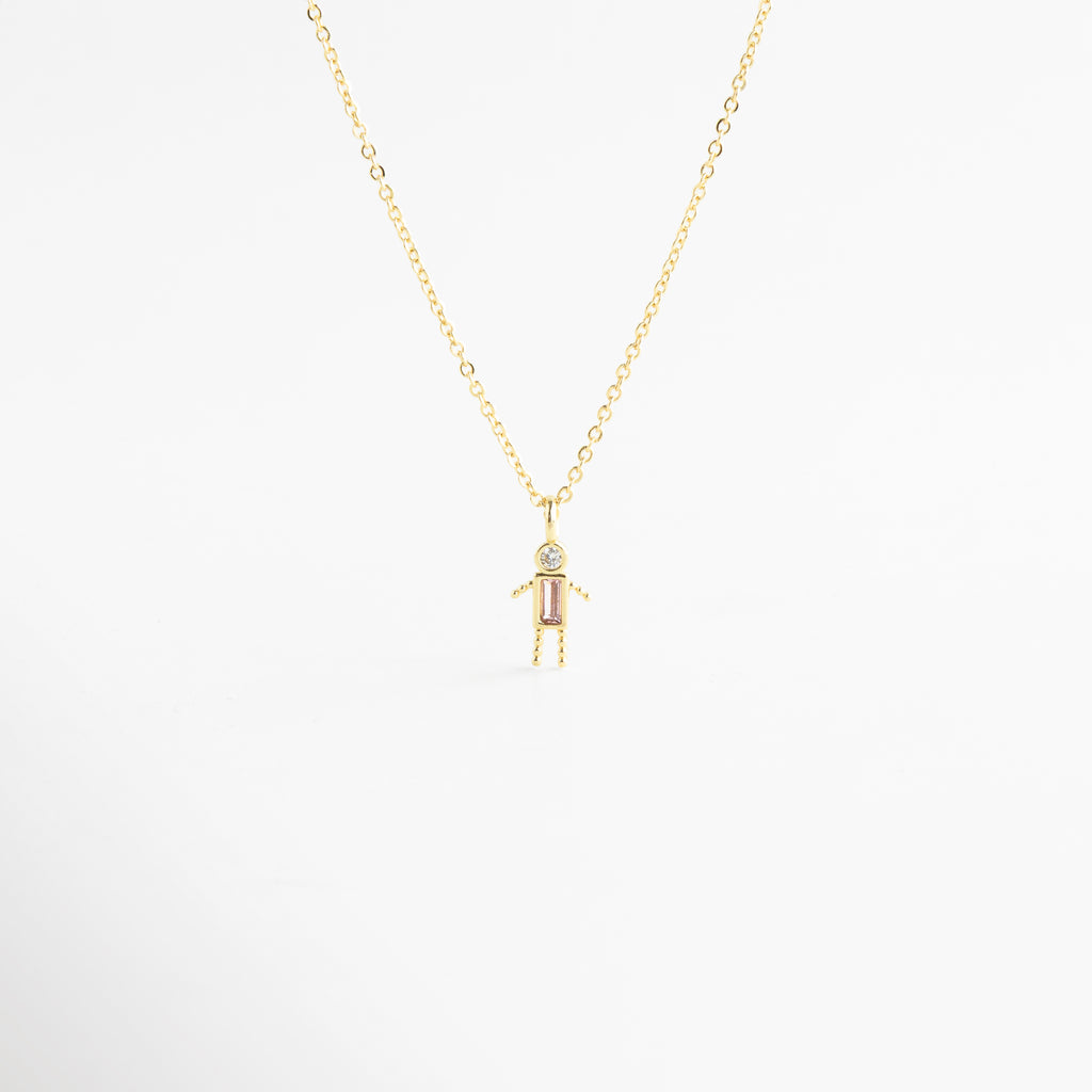 Collar dorado con dije de niño y zirconia rosa brillante, Collar delicado con colgante de niño y piedra rosa elegante, Collar en oro 18K con dije de niño y zirconia rosa, Collar fino dorado con figura de niño y detalle rosa, Collar con colgante pequeño de niño y zirconia rosa