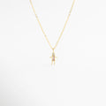 Collar dorado con dije de niño y zirconia rosa brillante, Collar delicado con colgante de niño y piedra rosa elegante, Collar en oro 18K con dije de niño y zirconia rosa, Collar fino dorado con figura de niño y detalle rosa, Collar con colgante pequeño de niño y zirconia rosa