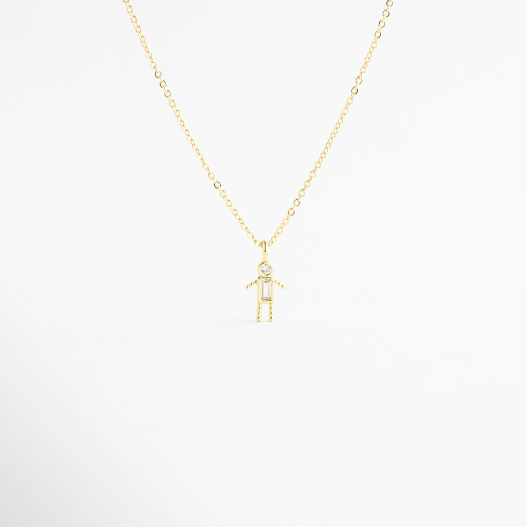 Collar dorado con dije de niño y zirconia cristal brillante, Collar delicado con colgante de niño y piedra transparente elegante, Collar en oro 18K con dije de niño y zirconia cristal, Collar fino dorado con figura de niño y detalle cristal, Collar con colgante pequeño de niño y zirconia transparente