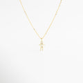 Collar dorado con dije de niño y zirconia cristal brillante, Collar delicado con colgante de niño y piedra transparente elegante, Collar en oro 18K con dije de niño y zirconia cristal, Collar fino dorado con figura de niño y detalle cristal, Collar con colgante pequeño de niño y zirconia transparente