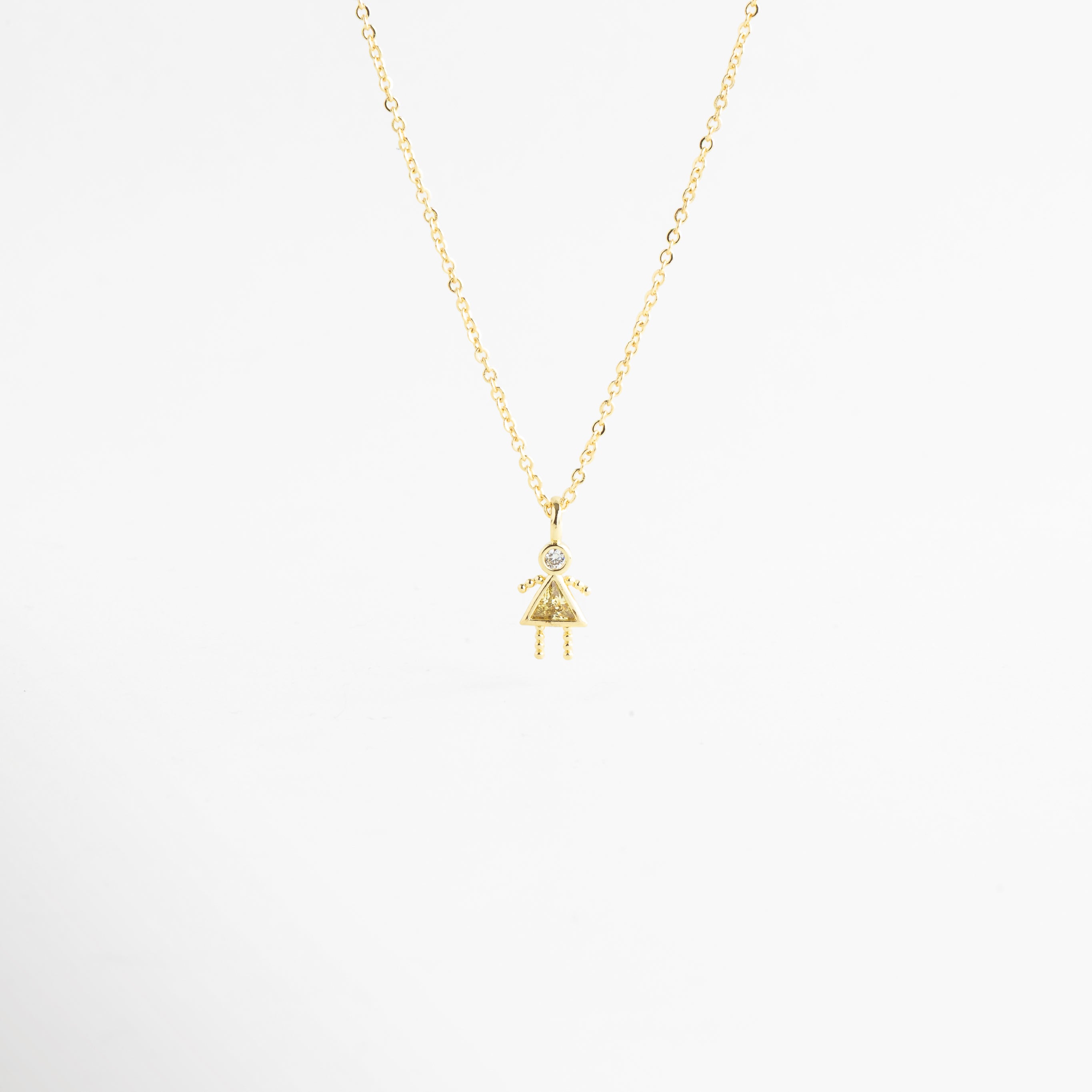 Collar dorado con dije de niña y zirconia amarilla brillante, Collar delicado con colgante femenino y piedra amarilla elegante, Collar en oro 18K con dije de niña y zirconia amarilla, Collar fino dorado con figura de niña y detalle amarillo, Collar femenino con colgante pequeño y zirconia amarilla