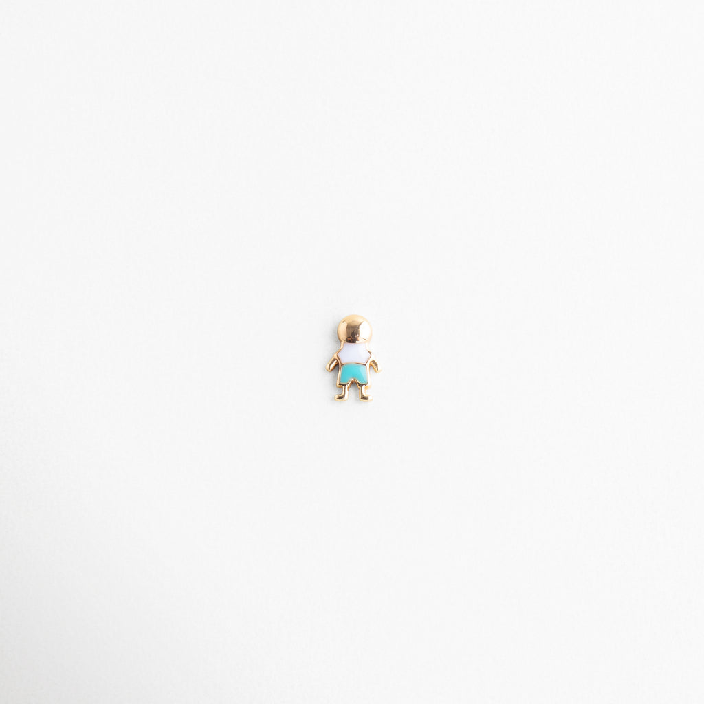 Charm dorado con figura de niño y detalle celeste brillante, Charm delicado con diseño de niño y esmalte en tono celeste, Charm pequeño dorado con figura infantil y acabado elegante, Charm de niño con detalle celeste y diseño minimalista, Charm femenino dorado con figura de niño y toque de color