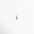 Charm dorado con figura de niño y detalle celeste brillante, Charm delicado con diseño de niño y esmalte en tono celeste, Charm pequeño dorado con figura infantil y acabado elegante, Charm de niño con detalle celeste y diseño minimalista, Charm femenino dorado con figura de niño y toque de color