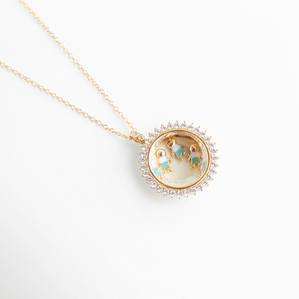 Collar dorado con charm de niño y detalle celeste elegante, Charm de niño en collar con diseño delicado y acabado brillante, Collar con dije de niño y esmalte celeste moderno, Charm dorado aplicado en cadena con figura infantil, Collar con charm pequeño de niño y detalle en color celeste