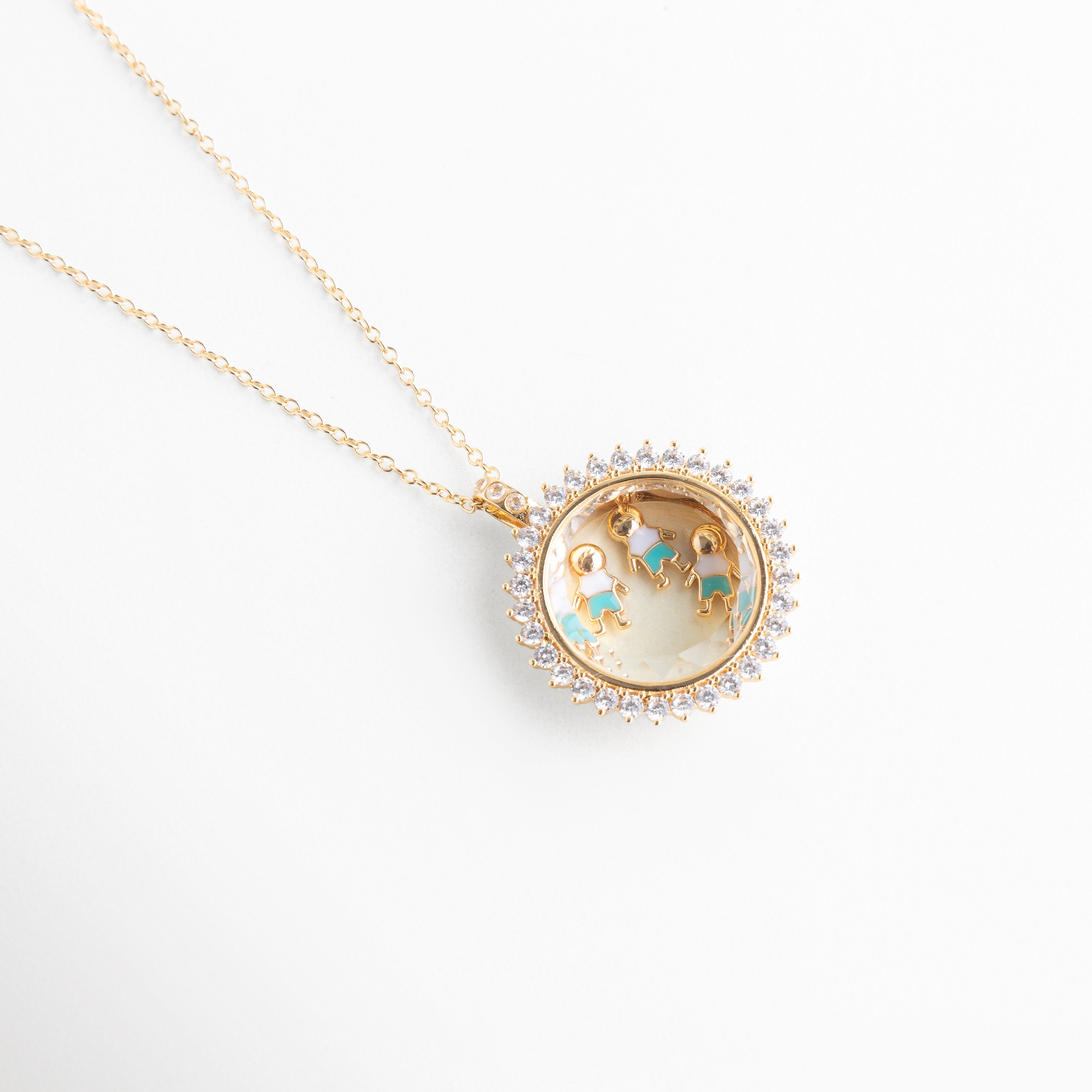 Collar dorado con charm de niño y detalle celeste elegante, Charm de niño en collar con diseño delicado y acabado brillante, Collar con dije de niño y esmalte celeste moderno, Charm dorado aplicado en cadena con figura infantil, Collar con charm pequeño de niño y detalle en color celeste