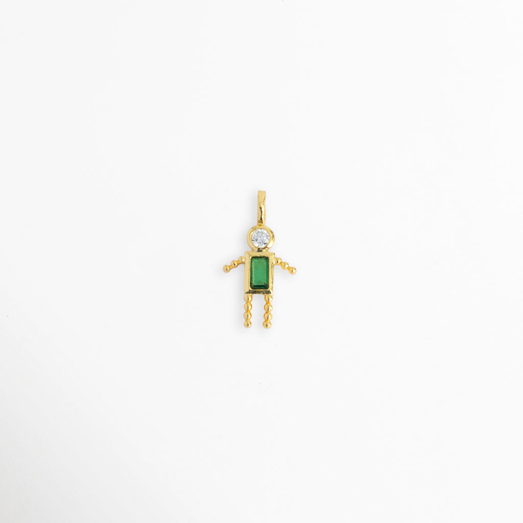 Charm Niño Verde en plano individual con cuerpo de circonia rectangular verde, cabeza de circonia transparente brillante y reasa superior, Dije de figura de niño pequeño de 1.09 cm de largo con acabado en oro 18K e incrustaciones de pedrería verde y cristalina, Vista frontal de charm de niño con torso verde esmeralda y extremidades doradas sobre fondo neutro, Charm colgante con motivo familiar de niño con gema verde baguette enchapado en oro 18K.