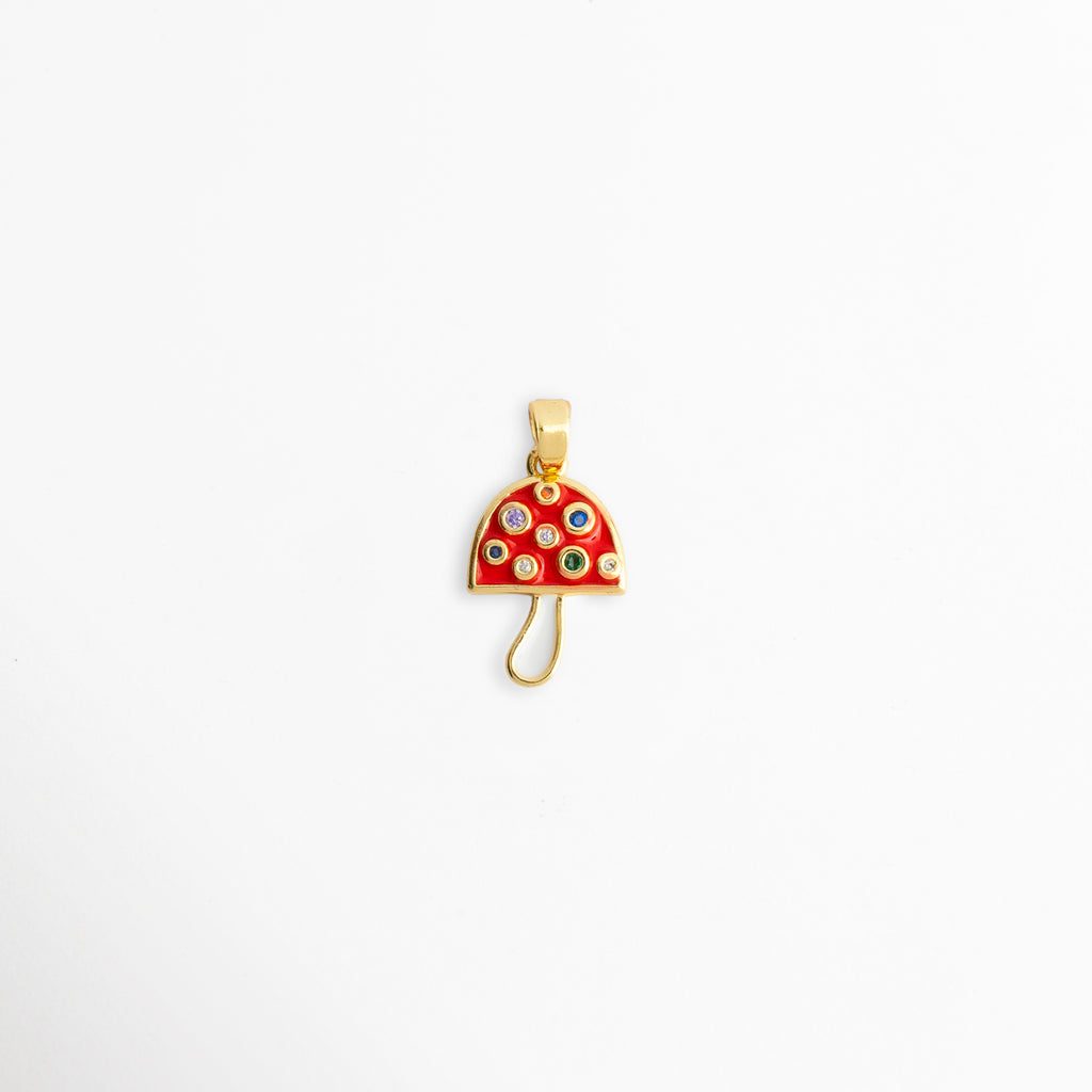 Charm Hongo Rojo enchapado en oro 18K con sombrerillo de esmalte rojo e incrustaciones de circonias multicolores, vista de frente sobre fondo blanco, dije pequeño de hongo o seta con sombrero rojo brillante, lunares de pedrería multicolor y talle estilizado dorado, Vista macro de charm en forma de hongo mágico de 2.1 x 1.2 cm enchapado en oro 18K con circonias en tonos brillantes, Charm colgante místico de hongo rojo con circonias incrustadas para cadena, pulsera