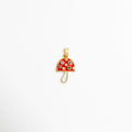 Charm Hongo Rojo enchapado en oro 18K con sombrerillo de esmalte rojo e incrustaciones de circonias multicolores, vista de frente sobre fondo blanco, dije pequeño de hongo o seta con sombrero rojo brillante, lunares de pedrería multicolor y talle estilizado dorado, Vista macro de charm en forma de hongo mágico de 2.1 x 1.2 cm enchapado en oro 18K con circonias en tonos brillantes, Charm colgante místico de hongo rojo con circonias incrustadas para cadena, pulsera