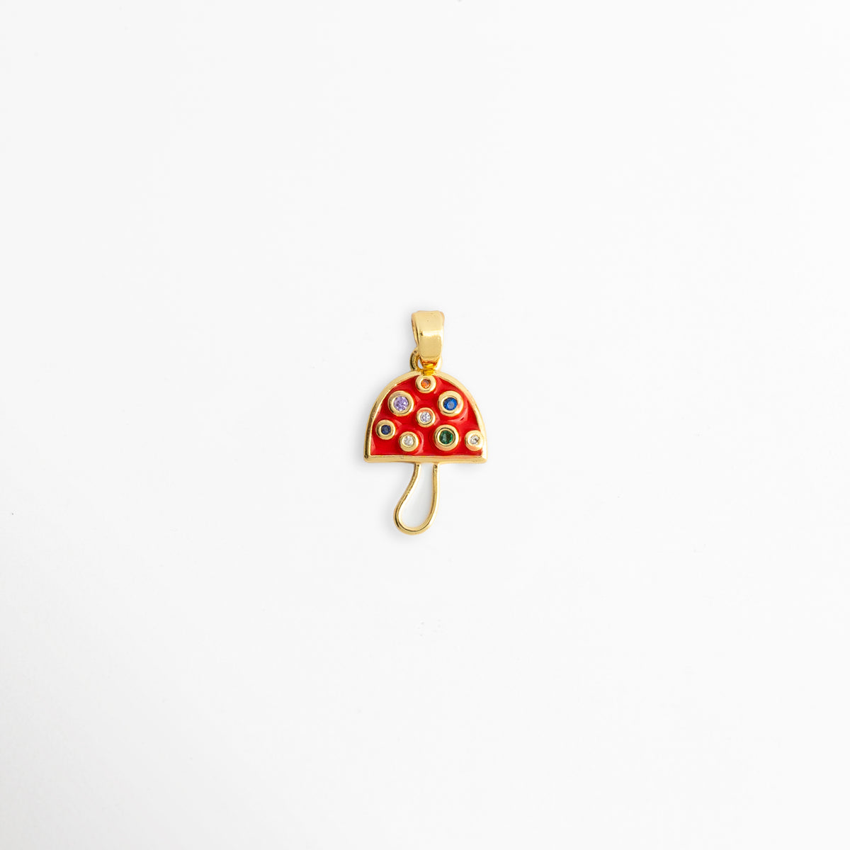 Charm Hongo Rojo enchapado en oro 18K con sombrerillo de esmalte rojo e incrustaciones de circonias multicolores, vista de frente sobre fondo blanco, dije pequeño de hongo o seta con sombrero rojo brillante, lunares de pedrería multicolor y talle estilizado dorado, Vista macro de charm en forma de hongo mágico de 2.1 x 1.2 cm enchapado en oro 18K con circonias en tonos brillantes, Charm colgante místico de hongo rojo con circonias incrustadas para cadena, pulsera