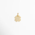 Charm Clover Spark enchapado en oro con pavé completo de circonias brillantes en forma de trébol de cuatro hojas, vista de frente sobre fondo blanco, Dije pequeño de trébol de cuatro hojas cubierto de incrustaciones de pedrería cristalina con argolla superior, Vista macro de charm amuleto de la suerte en forma de trébol de 1.8 x 1.2 cm enchapado en oro con micro pavé de circonias, Charm colgante de trébol dorado cuajado de circonias transparentes para cadena