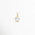 Charm Simple Glow con gran circonia transparente de corte ovalado en engaste de bisel dorado, vista frontal sobre fondo blanco, Dije ovalado de 1.1 x 0.7 cm con gema de circonia cristalina sobre metal de cobre con baño galvanizado dorado, Vista de frente de dije charm oval con bisel delgado pulido y asa lisa sobre superficie clara, Charm de circonia transparente de talla óvalo con recubrimiento galvanizado brillante sobre fondo neutro.