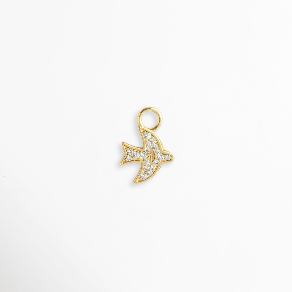 Charm Avión Zirconias enchapado en oro con pavé de circonias brillantes transparentes en alas y cuerpo, vista de frente sobre fondo blanco, Dije pequeño en forma de avión de papel o silueta de avión con incrustaciones de pedrería cristalina y argolla superior, Vista macro de charm en forma de avión de 1.4 x 1 cm enchapado en oro con micro pavé de circonias, Charm colgante motivacional de avión dorado con circonias cristalinas para cadena, pulsera o arracada.