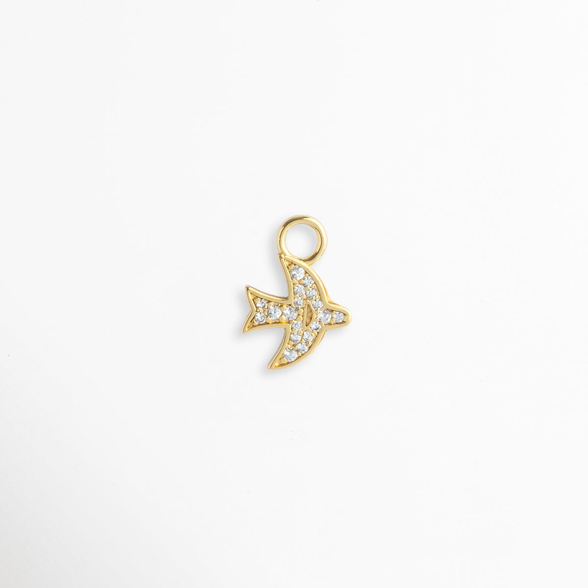 Charm Avión Zirconias enchapado en oro con pavé de circonias brillantes transparentes en alas y cuerpo, vista de frente sobre fondo blanco, Dije pequeño en forma de avión de papel o silueta de avión con incrustaciones de pedrería cristalina y argolla superior, Vista macro de charm en forma de avión de 1.4 x 1 cm enchapado en oro con micro pavé de circonias, Charm colgante motivacional de avión dorado con circonias cristalinas para cadena, pulsera o arracada.