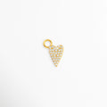 Charm Corazón Zirconias enchapado en oro con pavé de circonias brillantes transparentes en silueta estilizada, vista de frente sobre fondo blanco, Dije pequeño en forma de corazón alargado con incrustaciones de pedrería cristalina y argolla superior, Vista macro de charm en forma de corazón de 1.2 x 0.7 cm enchapado en oro con micro pavé de circonias, Charm colgante romántico de corazón dorado con circonias cristalinas para cadena, pulsera o arracada.