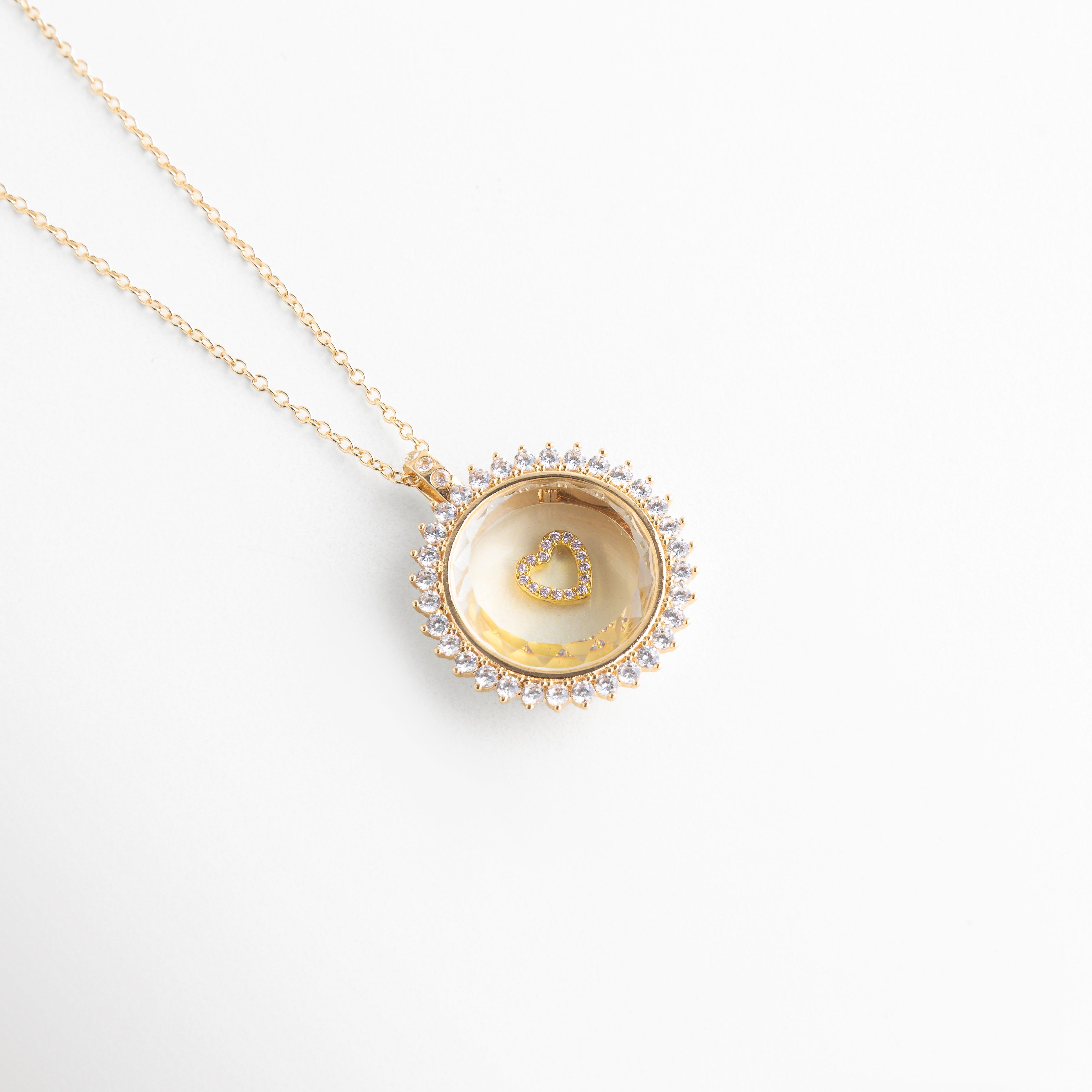 Charm corazón en collar delicado con diseño elegante, Charm de corazón en cadena fina con estilo romántico, Collar con charm corazón pequeño y acabado brillante, Charm corazón en dije con diseño sofisticado, Charm de corazón en collar minimalista con toque elegante
