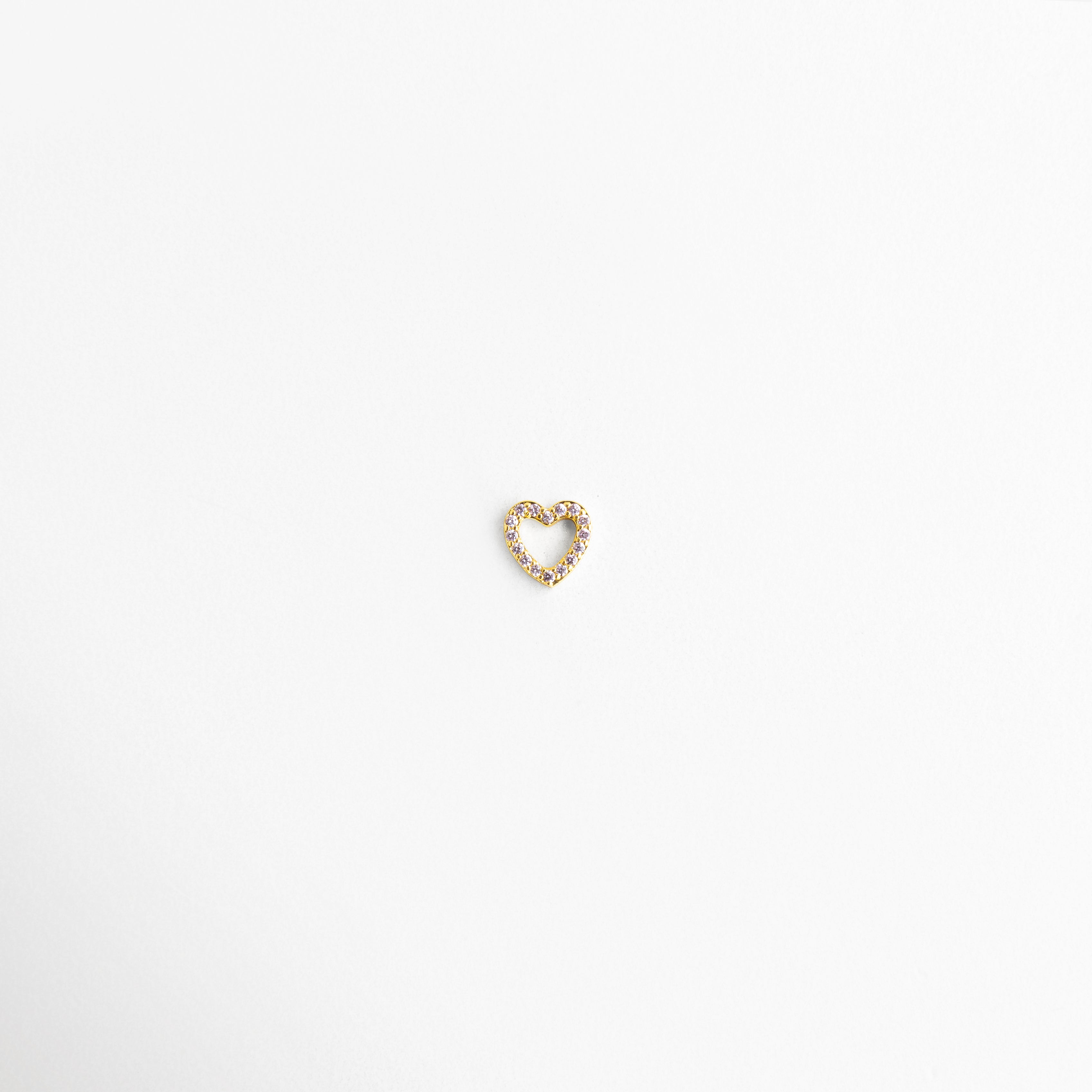Charm de corazón con diseño delicado y acabado brillante elegante, Charm corazón con estilo femenino y brillo sofisticado, Charm mini corazón con diseño elegante y toque romántico, Charm de corazón con acabado luminoso y estilo delicado, Charm corazón con diseño moderno y elegante