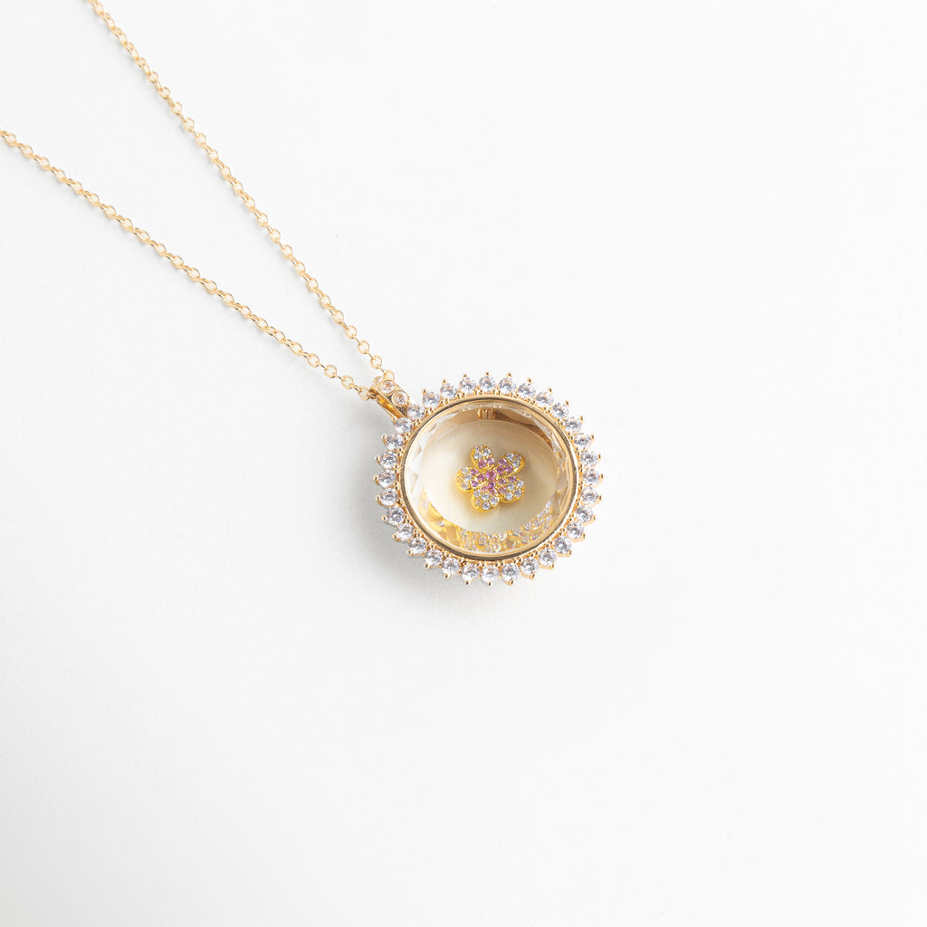 Charm flor con zirconia rosa en collar delicado con brillo elegante, Charm floral rosa y plateado en cadena fina con diseño femenino, Collar con charm de flor con zirconias rosas y plateadas, Charm floral con centro rosa brillante en dije elegante, Charm de flor con zirconias en collar minimalista femenino