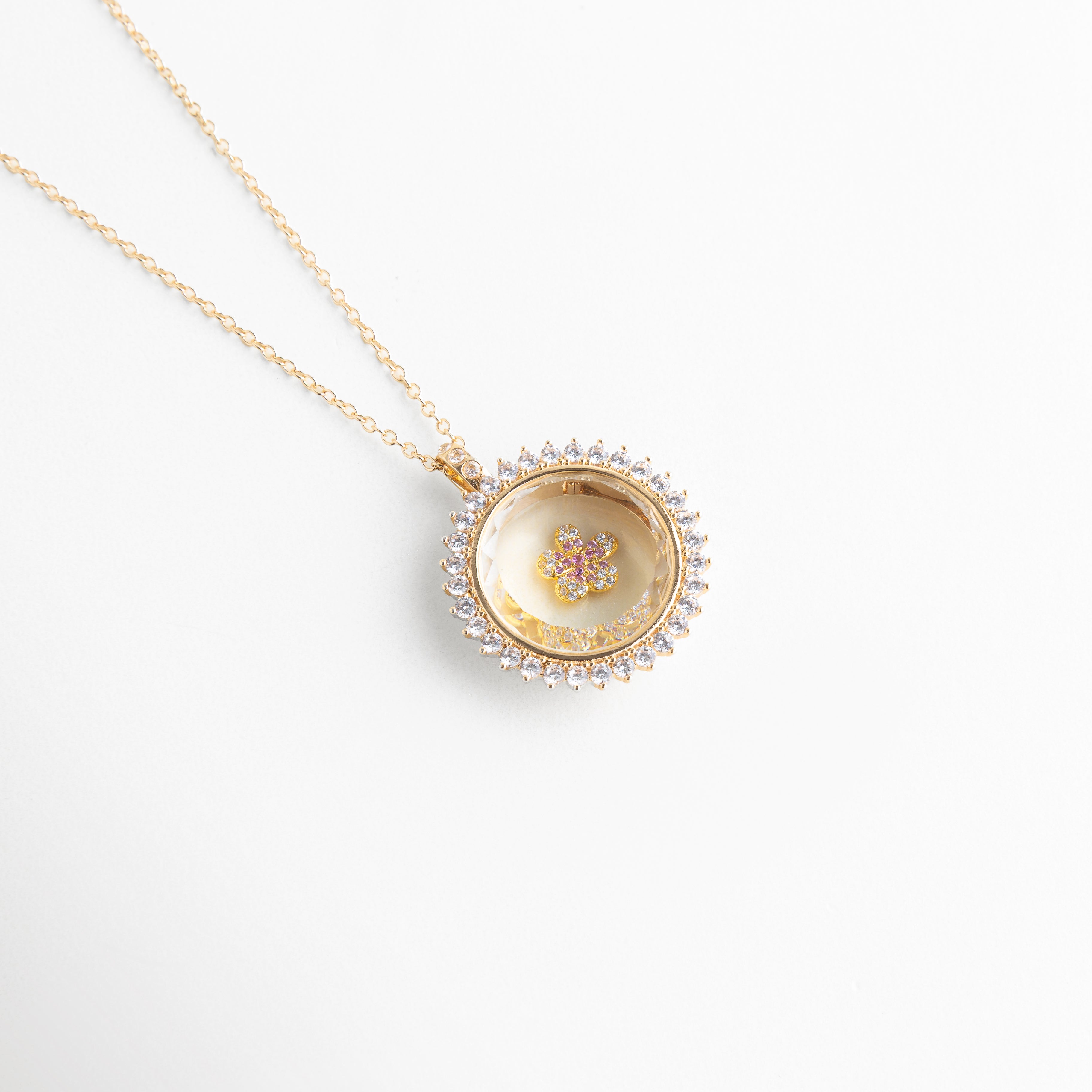 Charm flor con zirconia rosa en collar delicado con brillo elegante, Charm floral rosa y plateado en cadena fina con diseño femenino, Collar con charm de flor con zirconias rosas y plateadas, Charm floral con centro rosa brillante en dije elegante, Charm de flor con zirconias en collar minimalista femenino