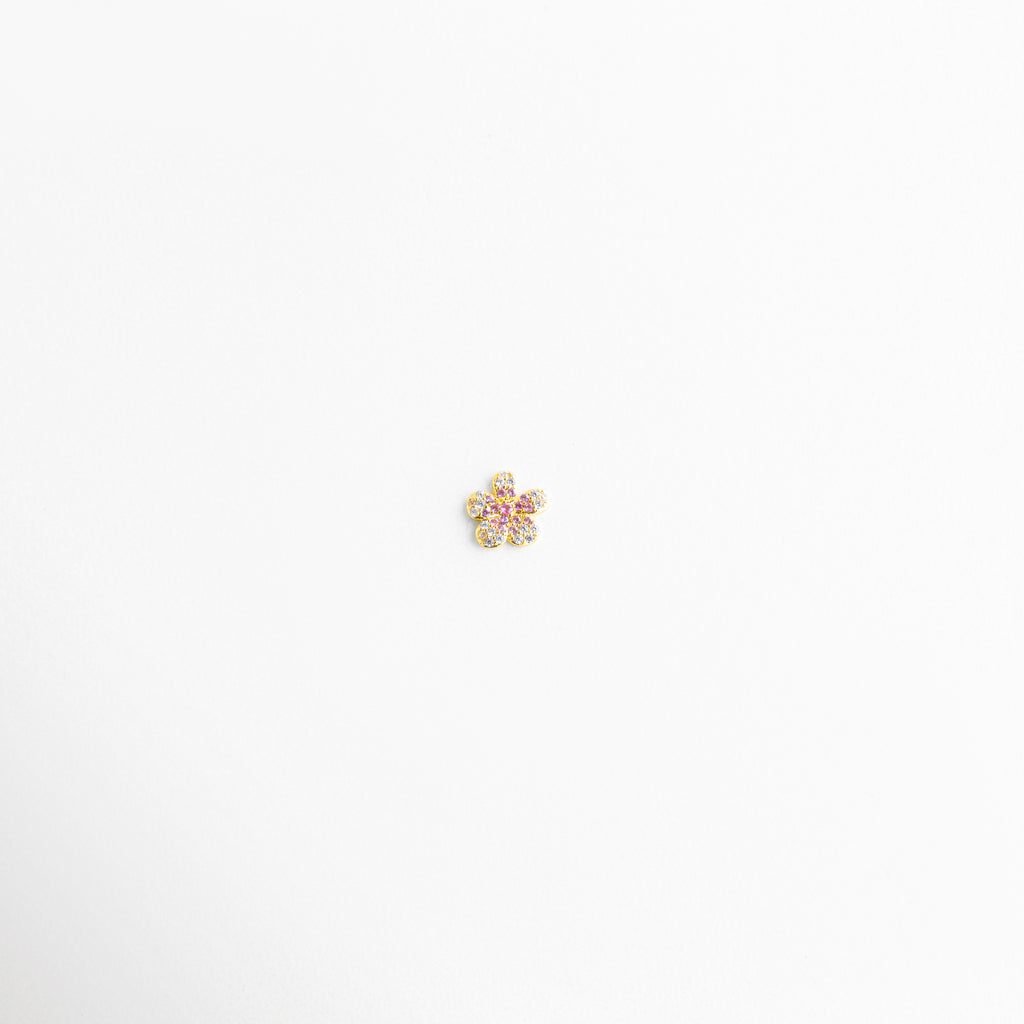 Charm de flor con zirconia rosa central y piedras plateadas brillantes, Charm floral con centro rosa y zirconias plateadas diseño elegante, Charm flor con zirconias rosas y plateadas acabado brillante delicado, Charm floral con piedra rosa central y detalles plateados elegantes, Charm de flor con diseño brillante y zirconias rosas y plateadas