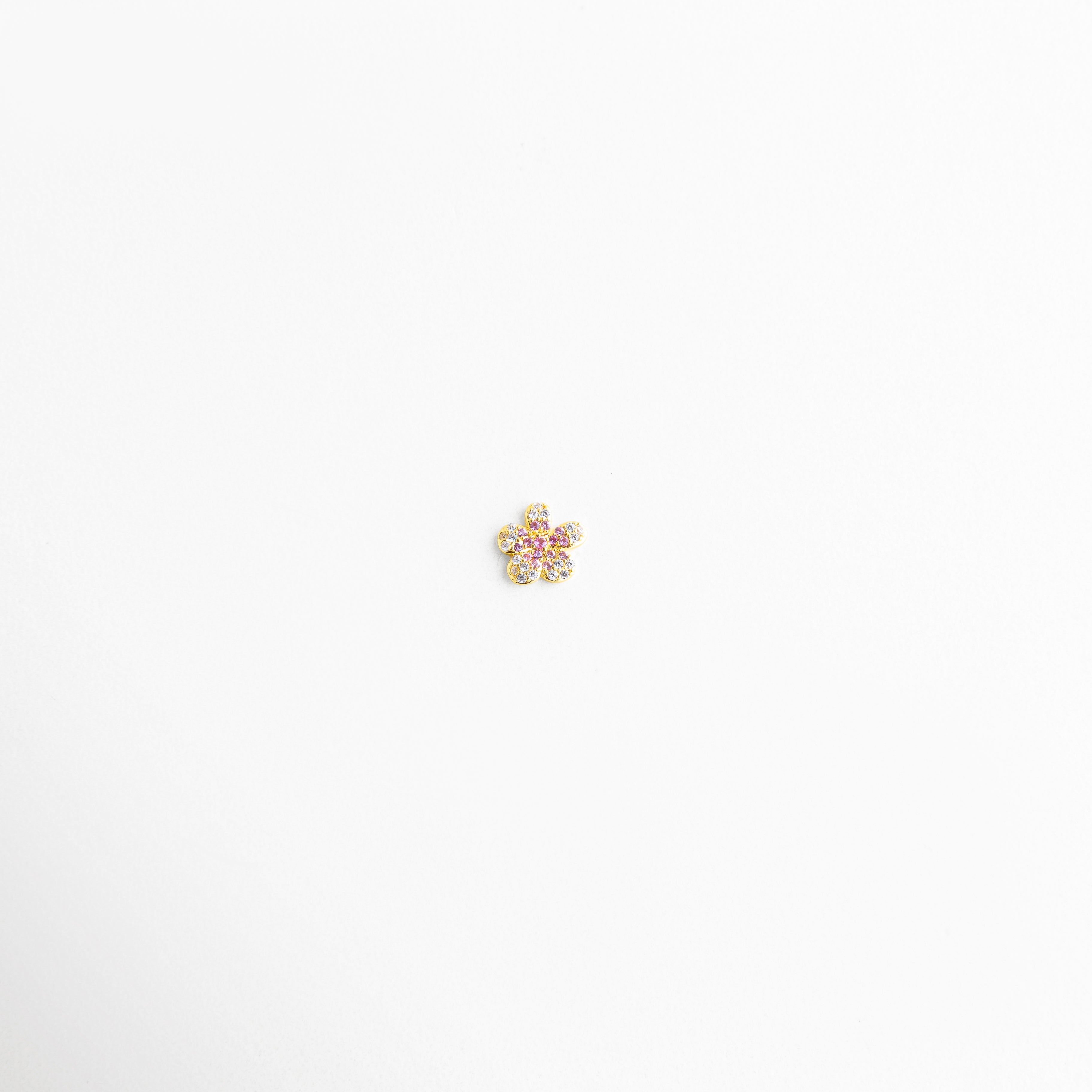 Charm de flor con zirconia rosa central y piedras plateadas brillantes, Charm floral con centro rosa y zirconias plateadas diseño elegante, Charm flor con zirconias rosas y plateadas acabado brillante delicado, Charm floral con piedra rosa central y detalles plateados elegantes, Charm de flor con diseño brillante y zirconias rosas y plateadas