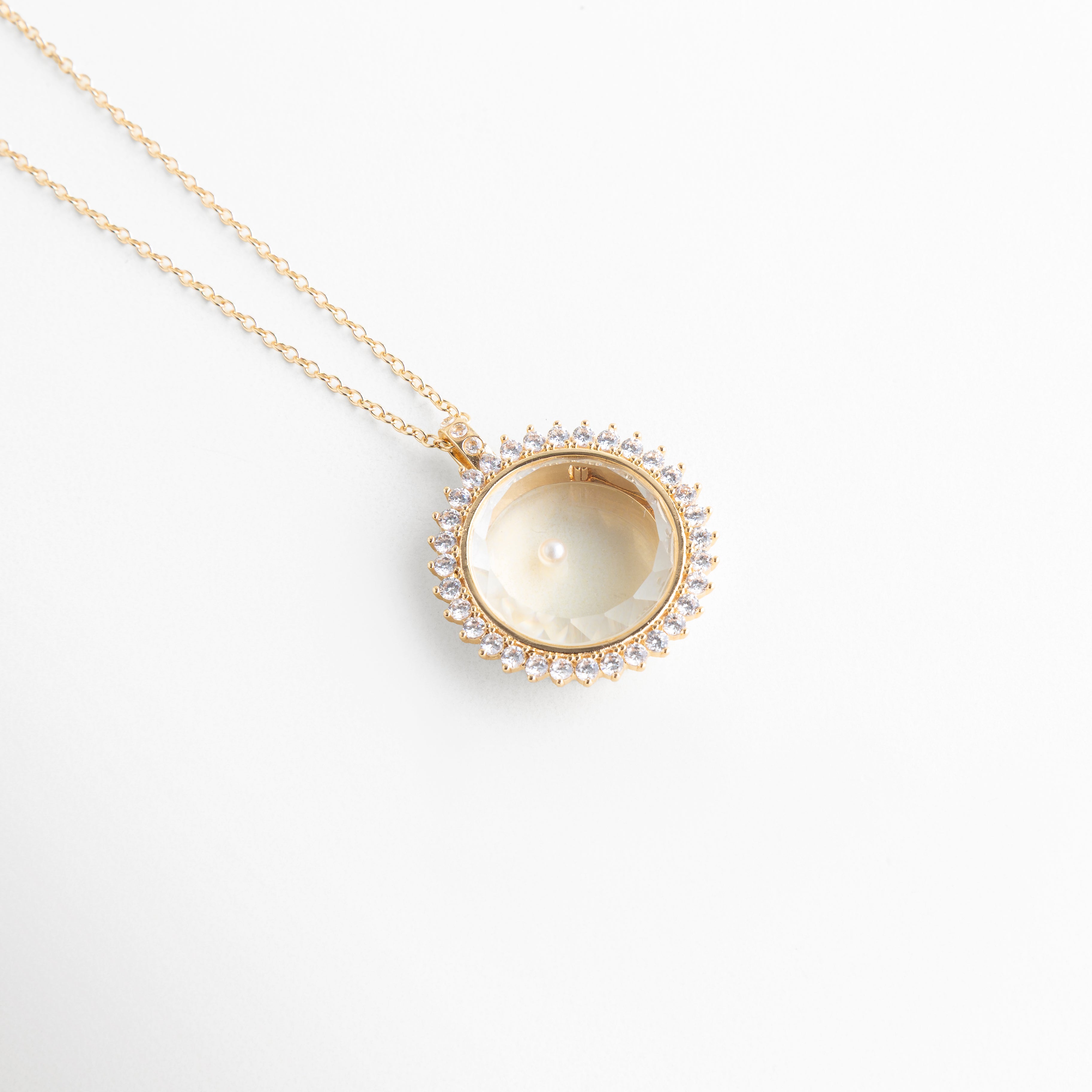 Charm de perla en collar delicado con estilo elegante, Charm perla blanca en cadena fina con diseño minimalista, Collar con charm de perla clásica y acabado brillante, Charm perla en dije elegante con estilo sofisticado, Charm de perla en collar fino con toque delicado