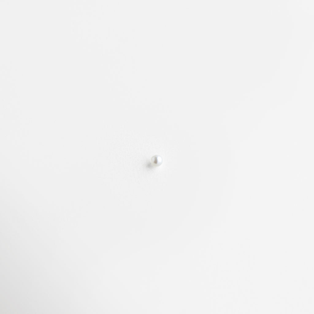 Charm de perla blanca con acabado brillante y diseño elegante, Charm perla clásica con estilo minimalista y brillo sofisticado, Charm de perla con diseño delicado y acabado luminoso, Charm perla blanca elegante con estilo atemporal femenino, Charm de perla con acabado suave y brillo natural